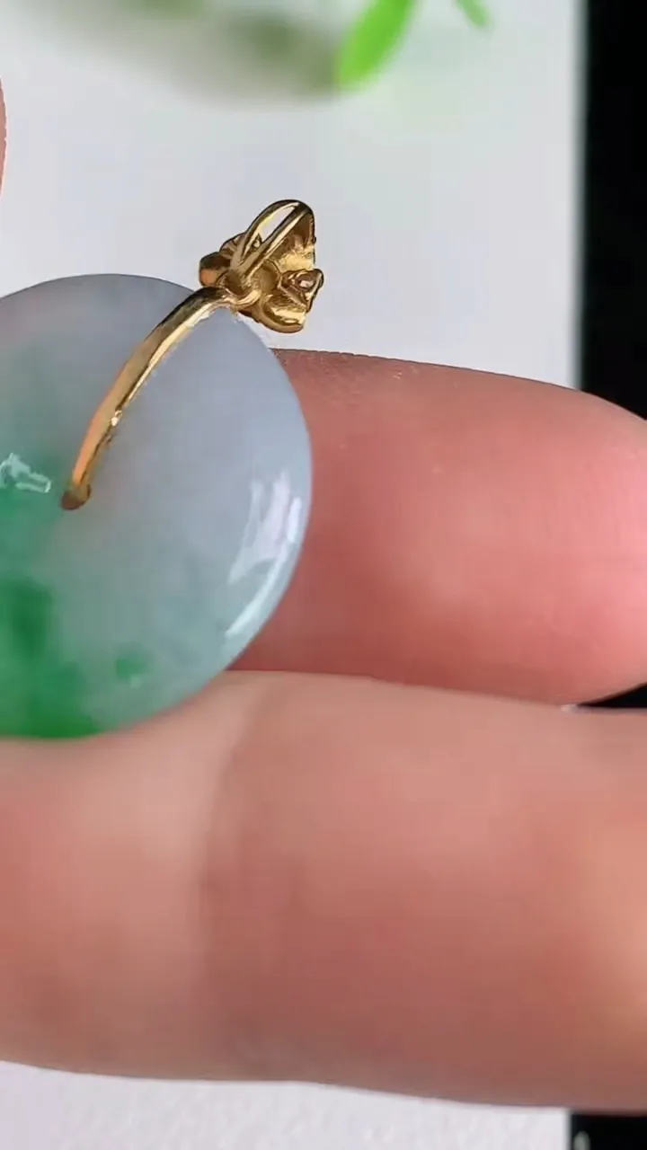 天然A货翡翠平安扣吊坠，尺寸19-3.7，重量:3.13g
6月22日