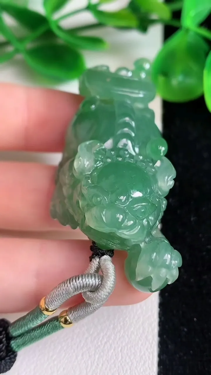 天然A货翡翠麒麟吊坠，尺寸49.5-21-17.3，重量:38.22g
6月22日
