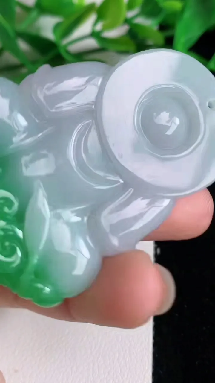 天然A货翡翠观音菩萨吊坠，尺寸53.5-40-8，重量:31.73g
6月22日