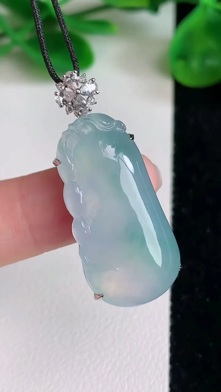 天然A货翡翠种飘花福瓜吊坠，尺寸29.2-15-7.2，重量:6.30g
6月22日