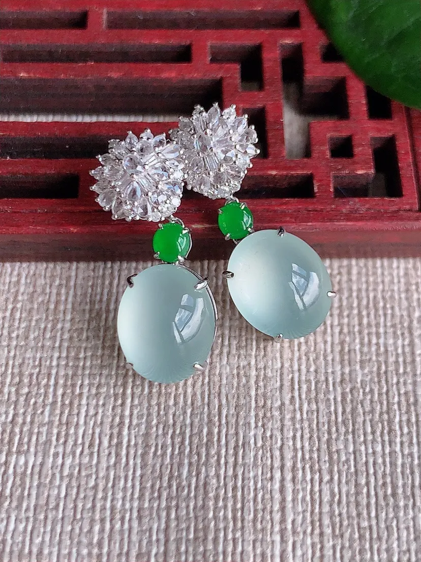 天然A货翡翠18K金伴钻镶嵌白月光蛋面耳坠 尺寸10.5×9×5.8mm 重量4.45g 0621