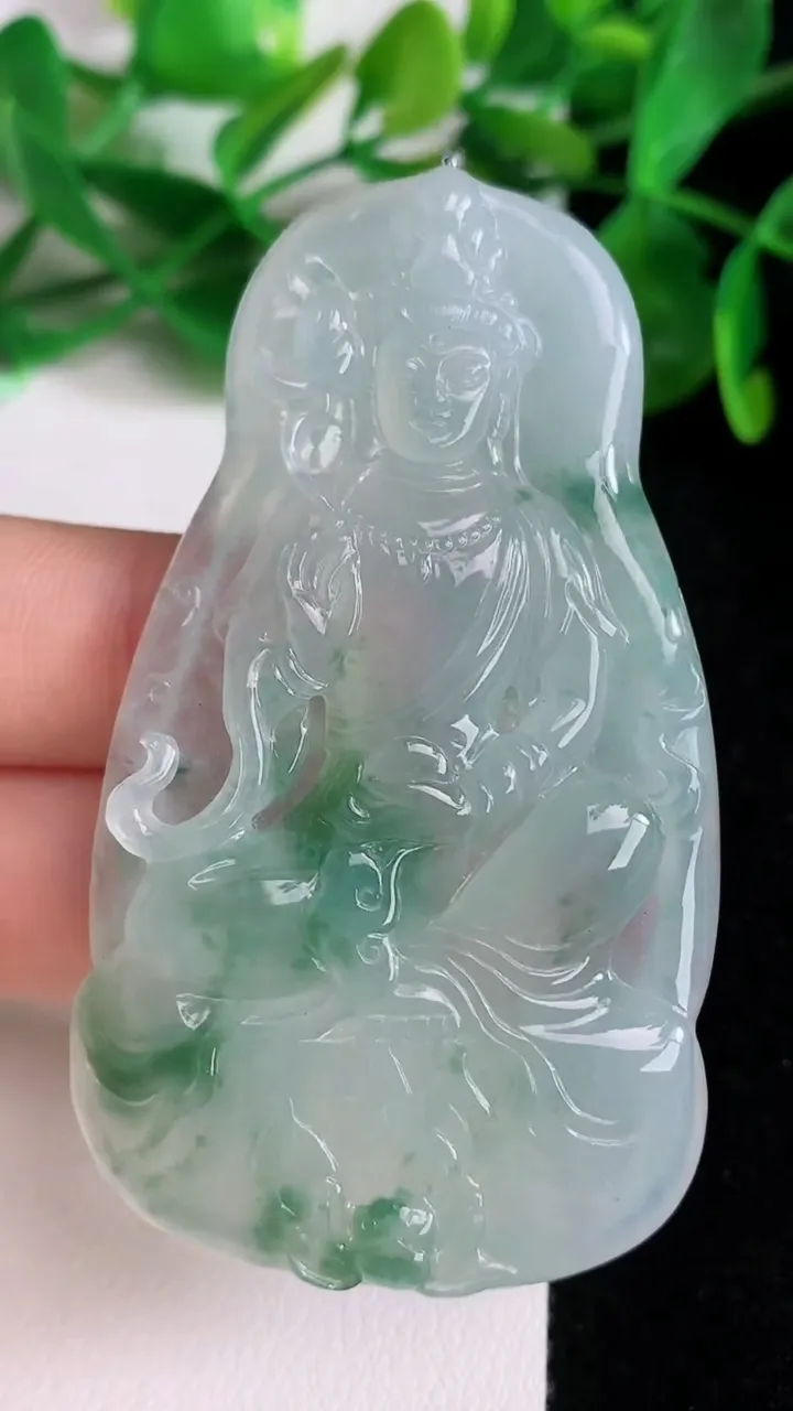 天然A货翡翠大势至观音菩萨吊坠，尺寸65.7-37.4-6，重量:30.98g
6月22日