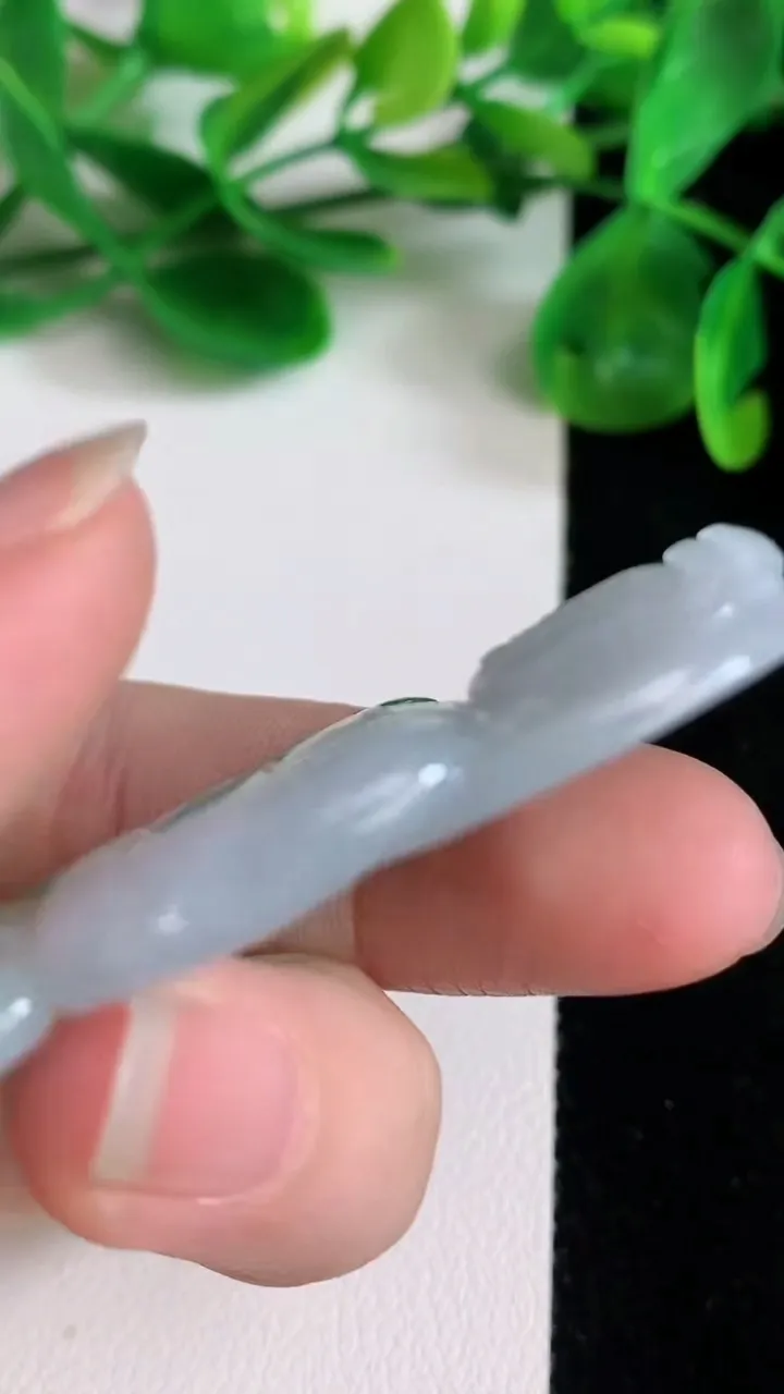 天然A货翡翠观音菩萨吊坠，尺寸55-33-6.3，重量:22.69g
6月22日