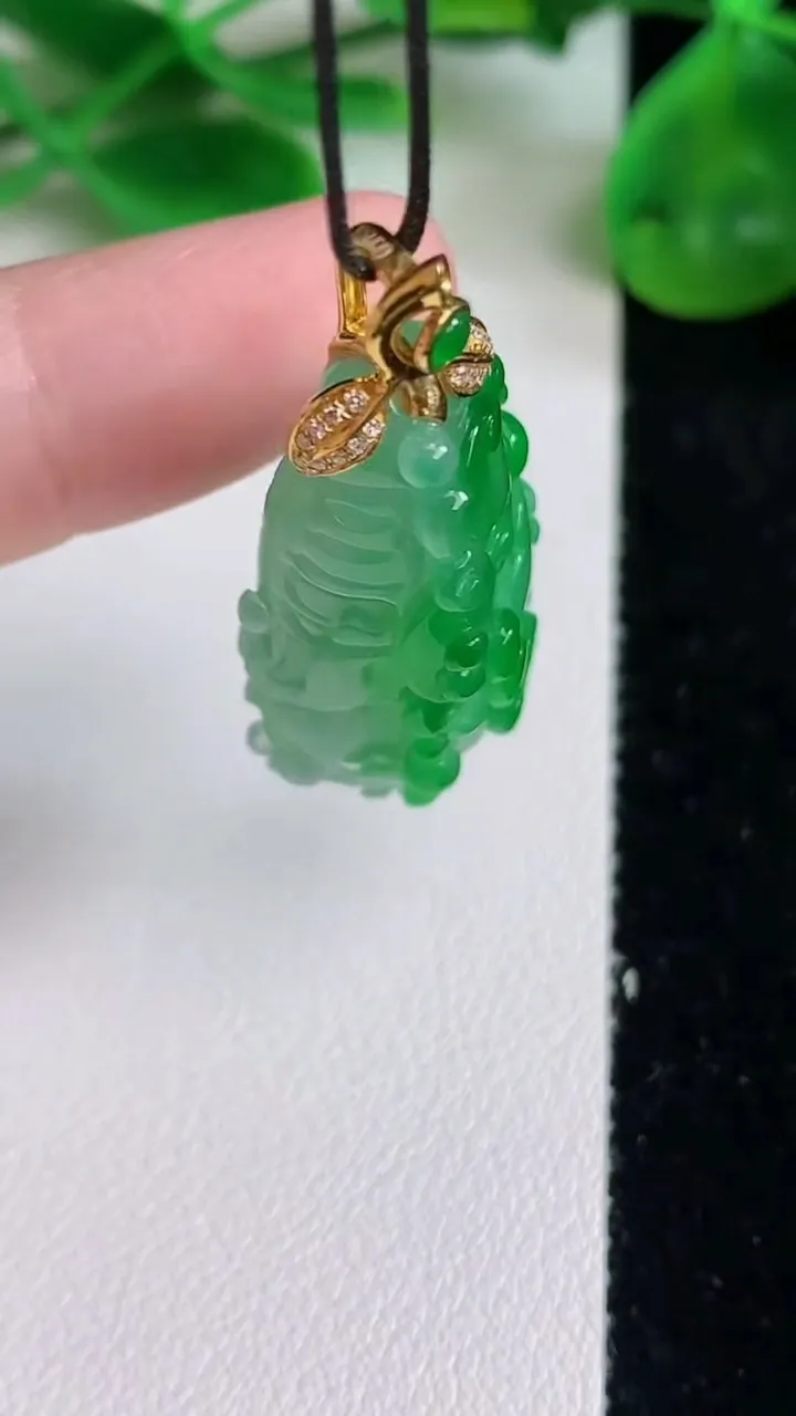 天然A货翡翠白菜吊坠，尺寸33.7-17.2-11.8，重量:10.12g
6月22日
