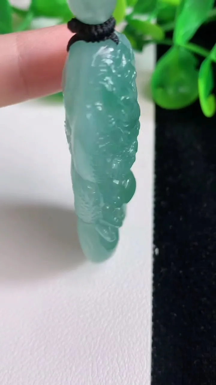 天然A货翡翠龙牌吊坠，尺寸63.5-25.3-13.6，重量:44.70g
6月22日