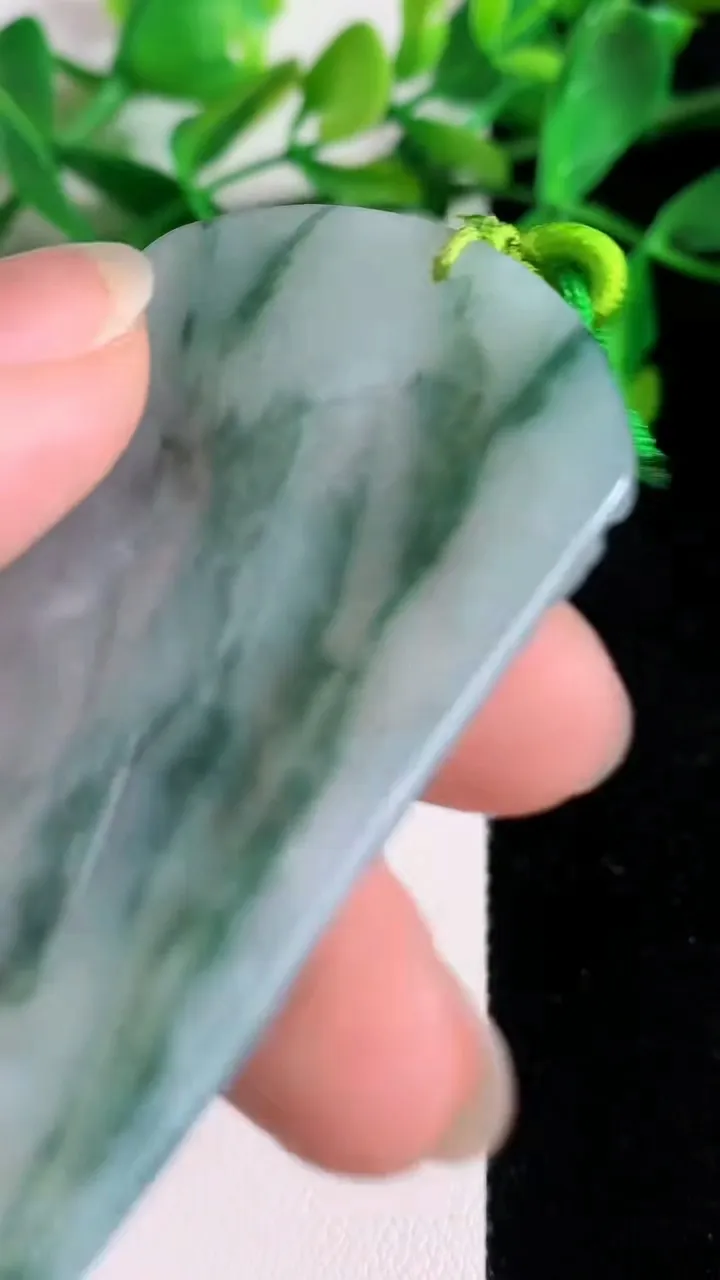 天然A货翡翠飘花观音菩萨吊坠，尺寸61.8-41.4-5.6，重量:30.17g
6月22日