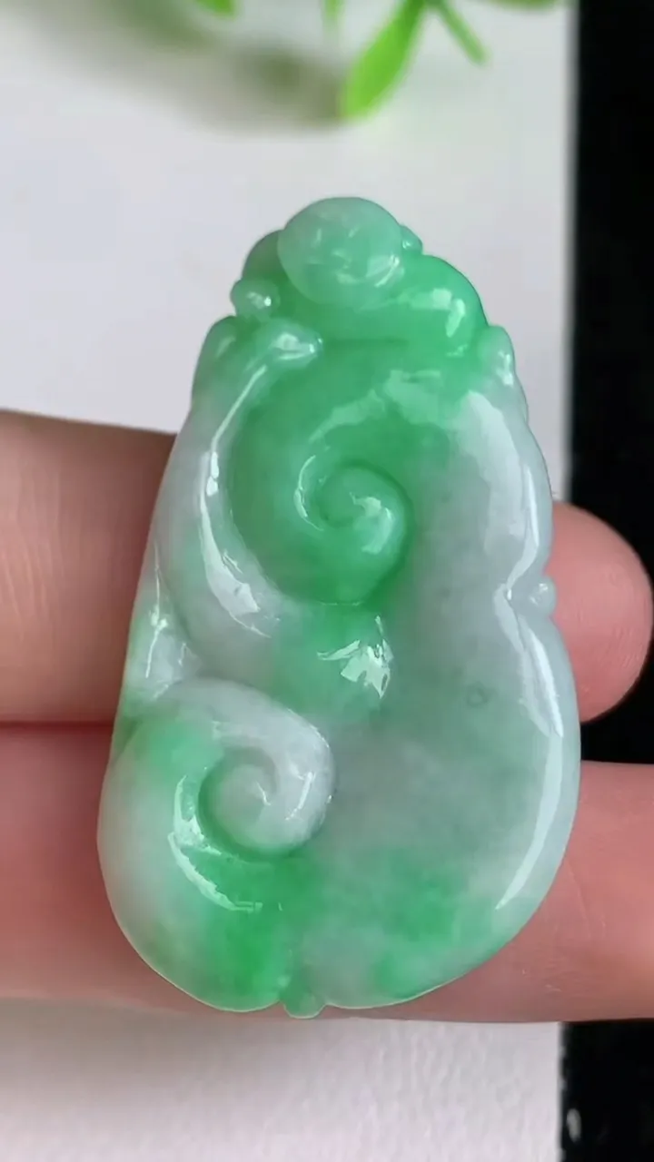 天然A货翡翠如意吊坠，尺寸47.7-23.7-6，重量:11.56g
6月22日