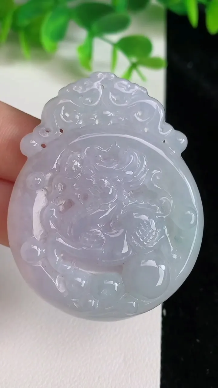 天然A货翡翠飘花麒麟吊坠，尺寸53.7-42-6，重量:24.04g
6月22日