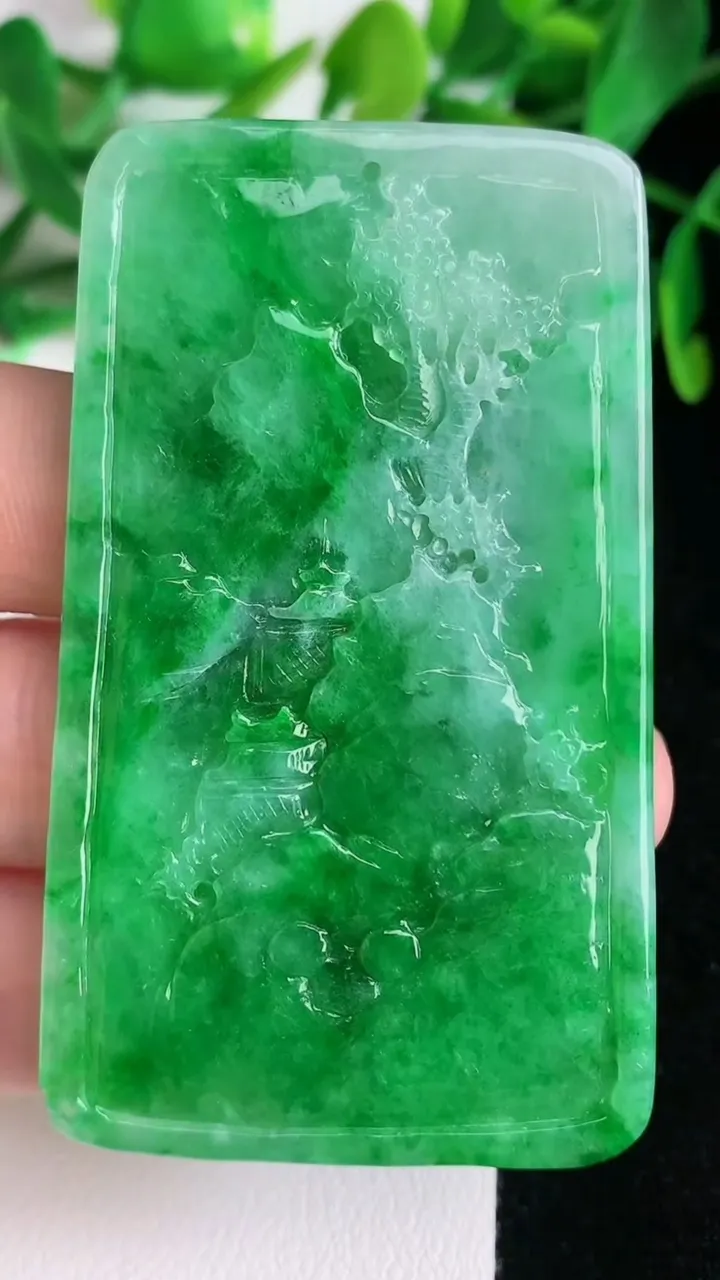 天然A货翡翠山水牌吊坠，尺寸63.6-38-5.2，重量:28.16g
6月22日