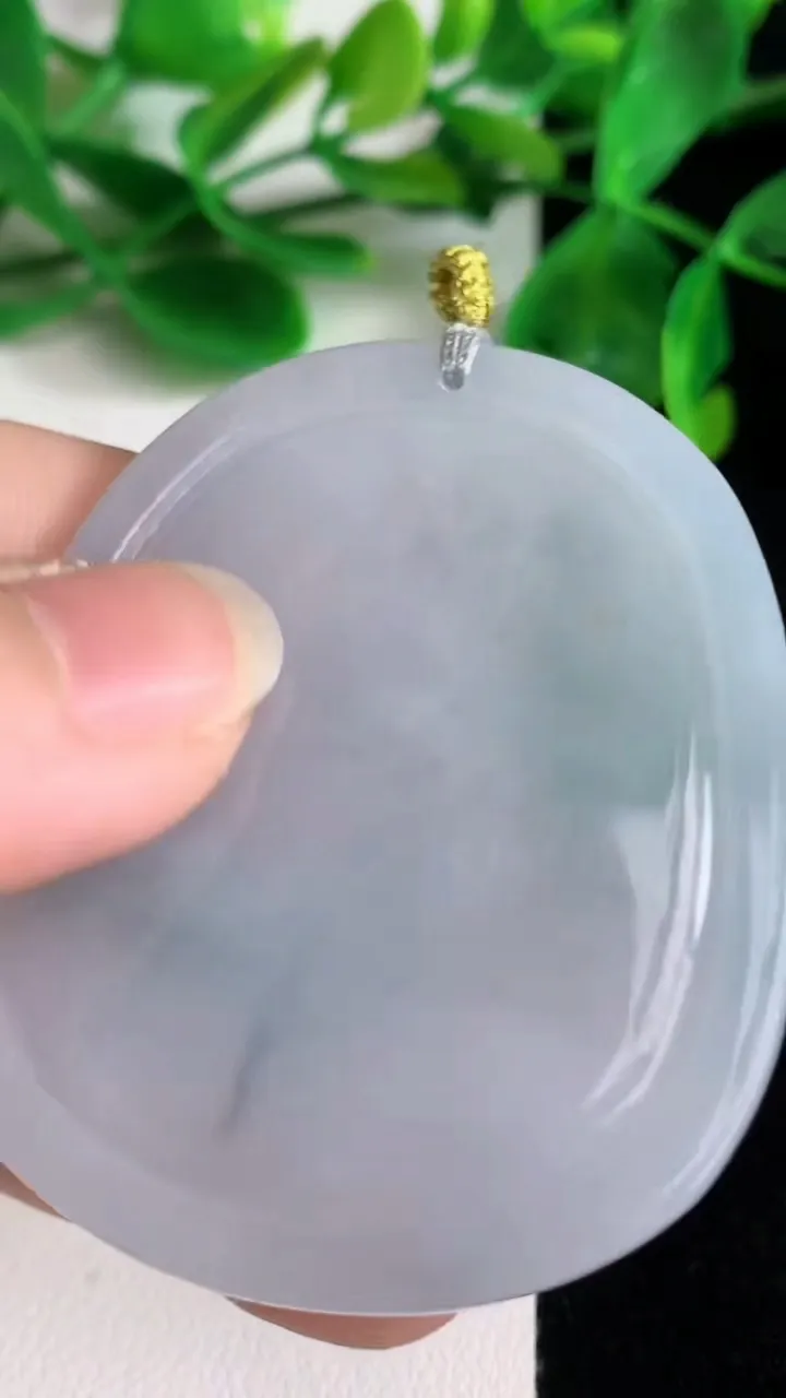 天然A货翡翠生肖鼠吊坠，尺寸52.6-44.3-52，重量:23.17g
6月22日