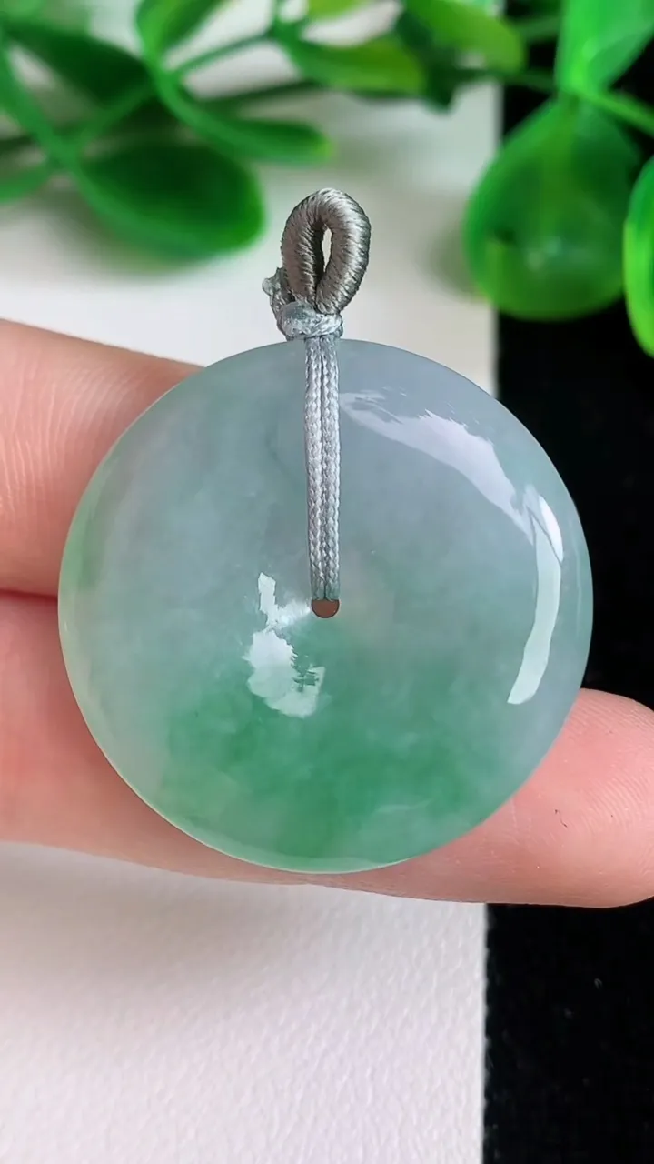 天然A货翡翠平安扣吊坠，尺寸30.5-5.8，重量:11.11g
6月22日