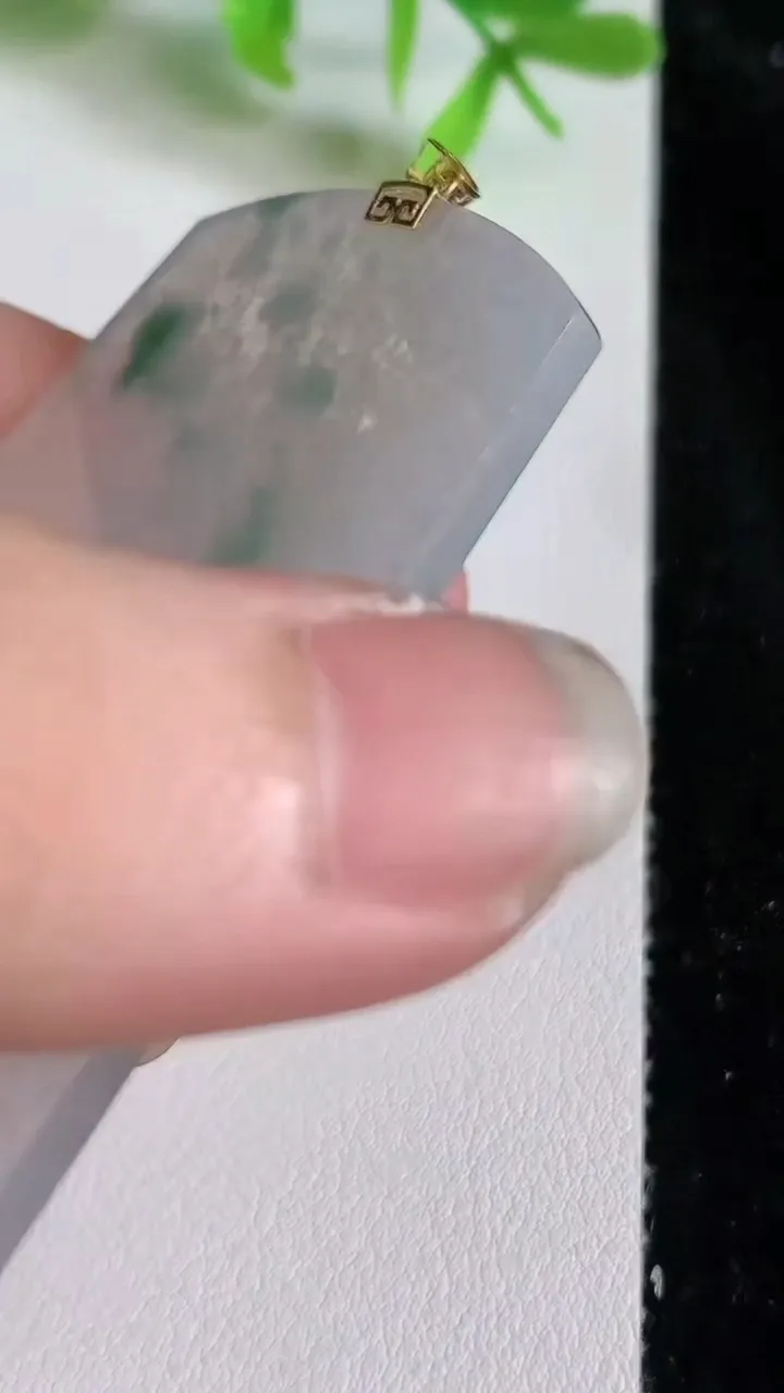 天然A货翡翠18k金飘花无事牌吊坠，尺寸60.6-40.5-2.4，重量:17.37g
6月22日