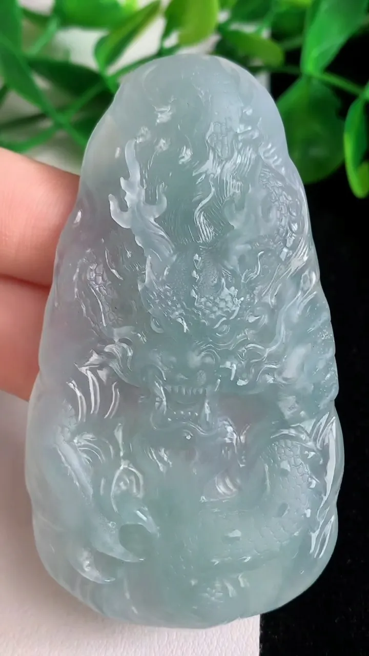 天然A货翡翠龙牌吊坠，尺寸73.7-40-8.2，重量:36.29g
6月22日
