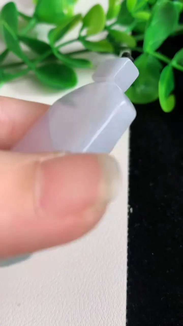 天然A货翡翠春带彩紫罗兰无事牌吊坠，尺寸54-40.3-6.2，重量:40.64g
6月22日