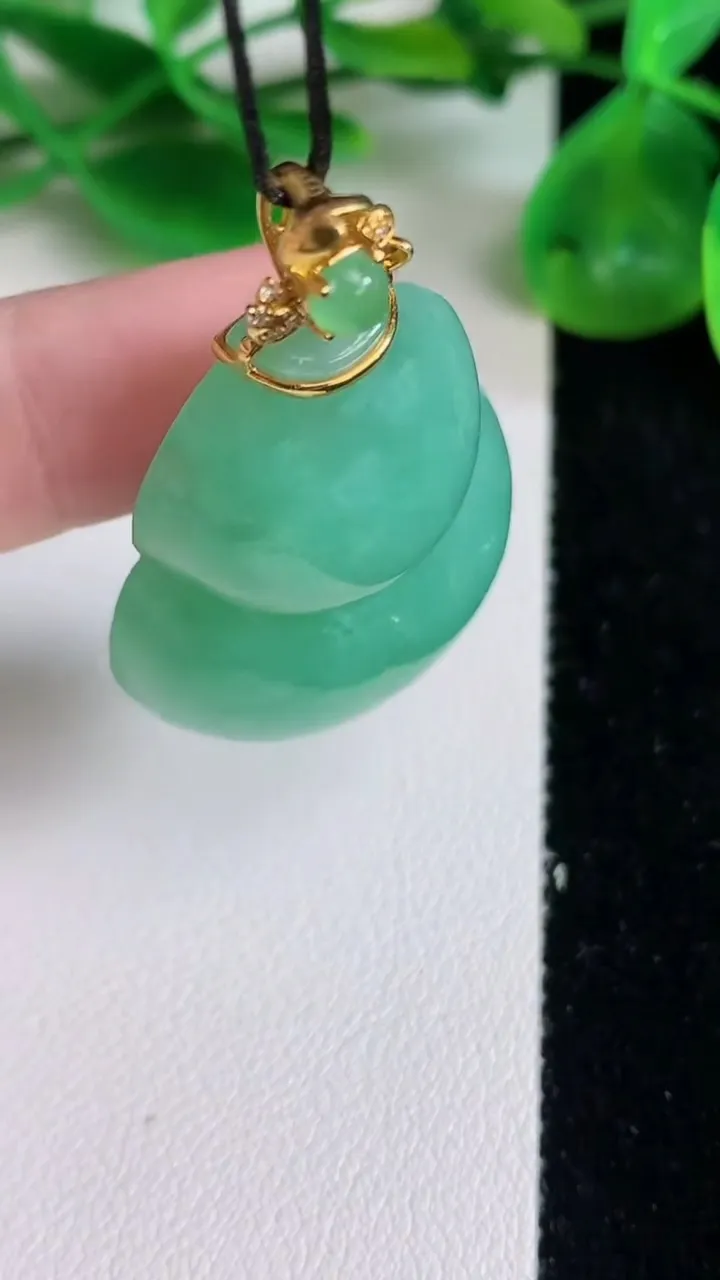 天然A货翡翠葫芦吊坠，尺寸37.8-28-11，重量:20.63g
6月22日
