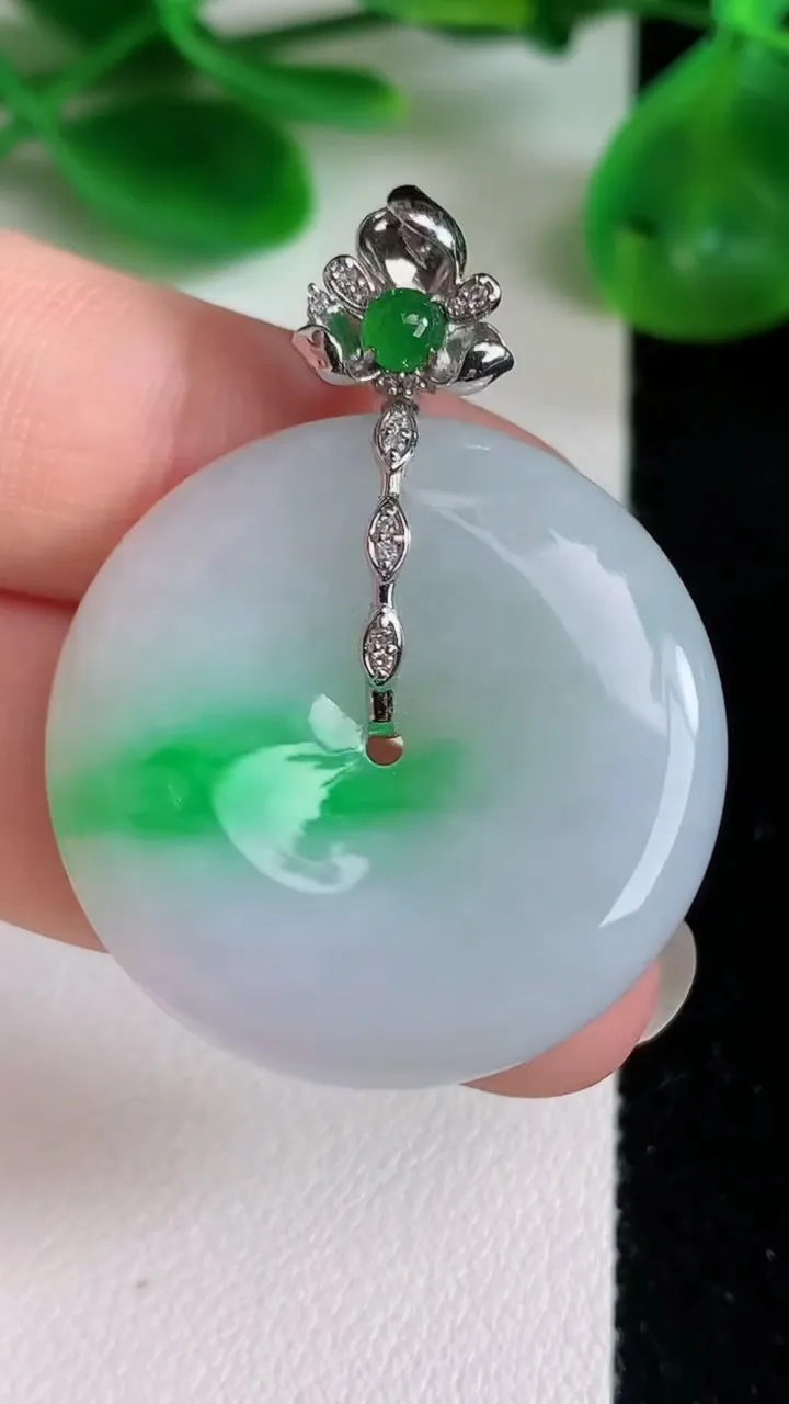 天然A货翡翠平安扣吊坠，尺寸29.8-6.4，重量:13.14g
6月22日
