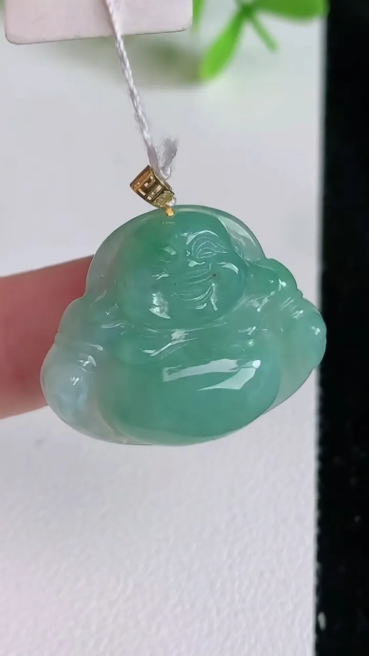 天然A货翡翠佛公吊坠，尺寸22.2-26.2-5.6，重量:5.21g
6月22日