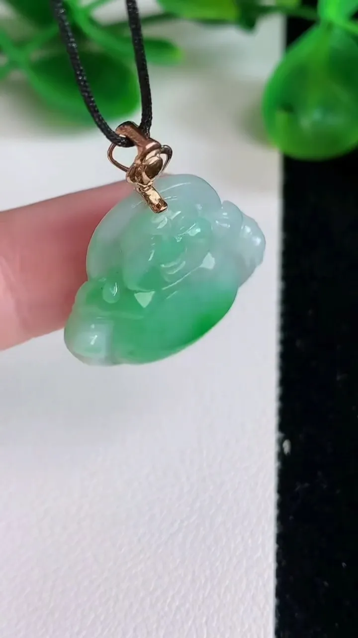 天然A货翡翠佛公吊坠，尺寸22-24-4.8，重量:4.12g
6月22日