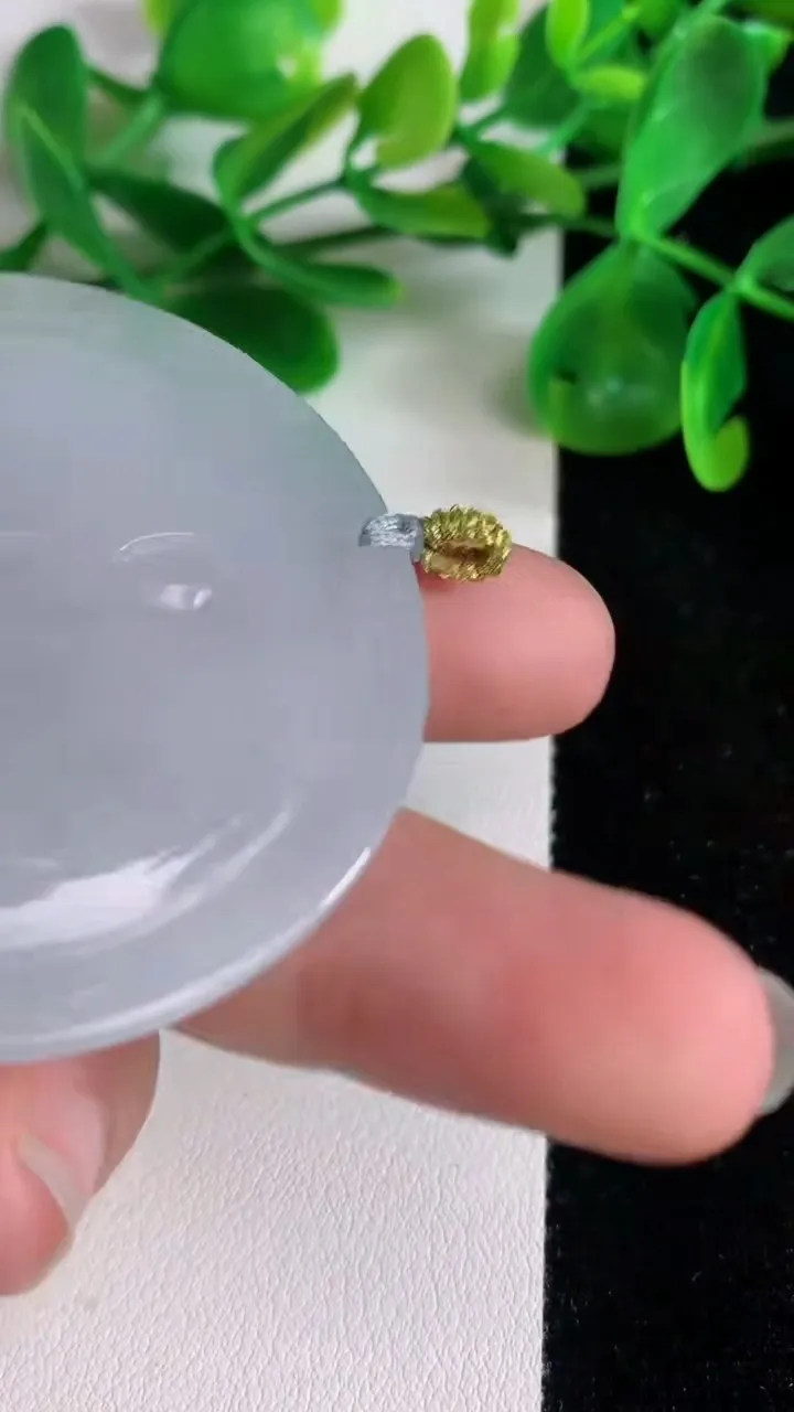 天然A货翡翠飘花千手观音吊坠，尺寸49.4-4.5，重量:25.16g
6月22日