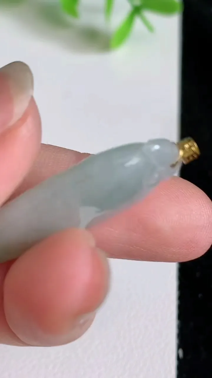 天然A货翡翠福瓜吊坠，尺寸32-15-5.7，重量:5.85g
6月22日