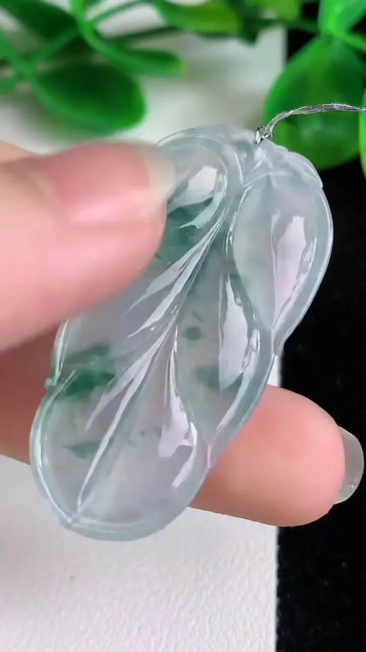 天然A货翡翠冰种飘花金枝玉叶 叶子吊坠，尺寸42.2-21.6-4.5，重量:7.57g
6月22日