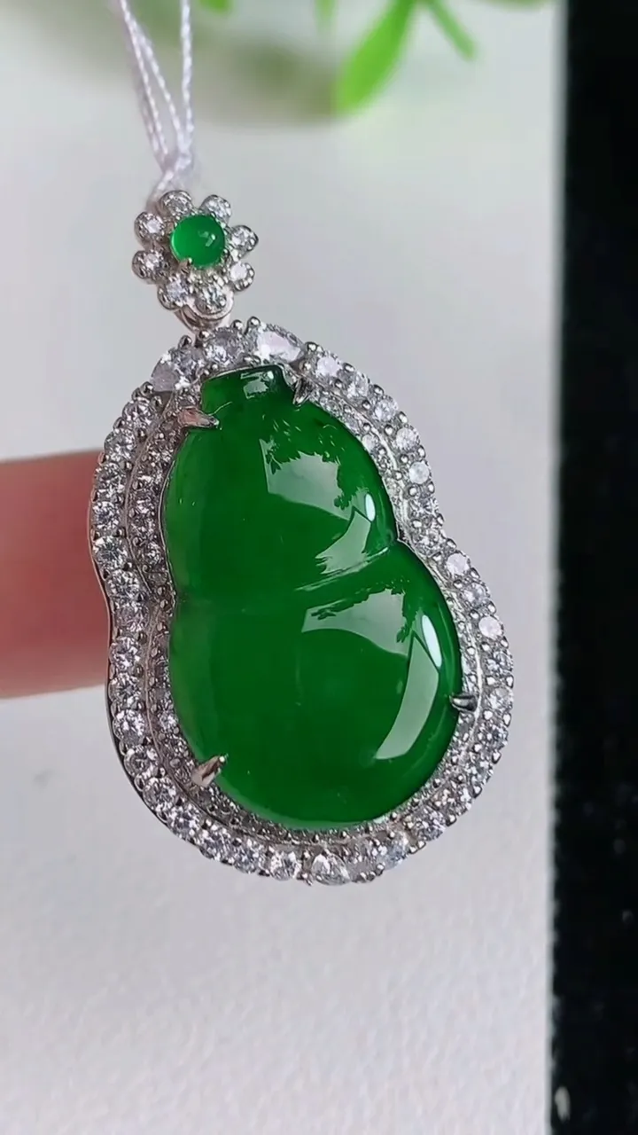 天然A货翡翠葫芦吊坠，尺寸34-19.5-11.7，裸石21.6-13.6重量:6.66g
6月22日
