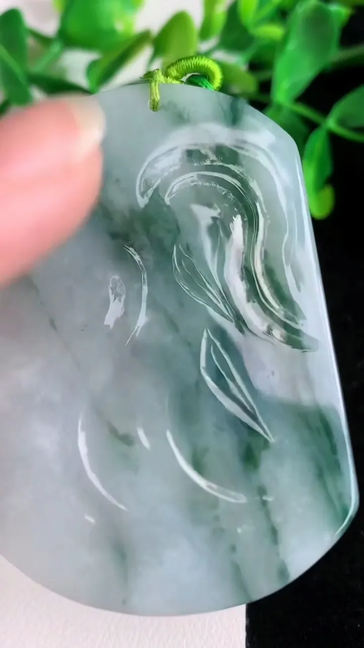 天然A货翡翠飘花观音菩萨吊坠，尺寸61.8-41.4-5.6，重量:30.17g
6月22日