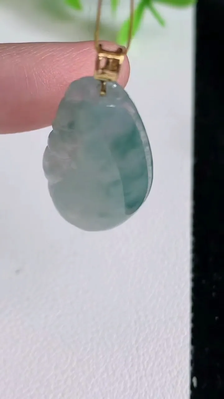 天然A货翡翠18k金飘花福瓜吊坠，尺寸34-15.8-5，重量:4.62g
6月22日