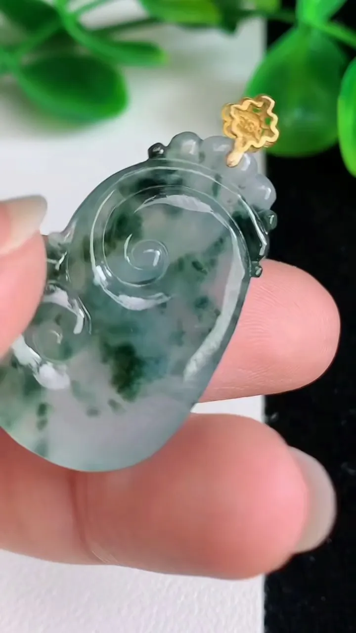 天然A货翡翠18k金飘花如意吊坠，尺寸30.8-20-4.3，重量:5.45g
6月22日