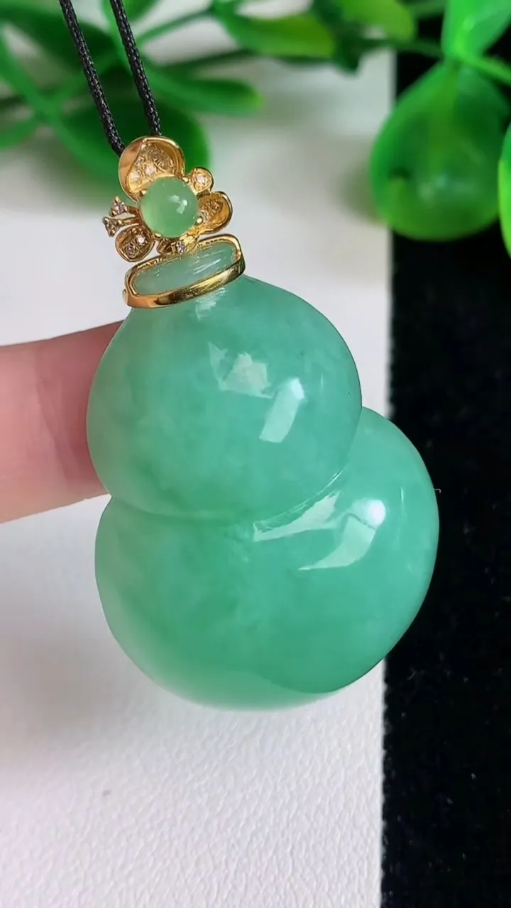 天然A货翡翠葫芦吊坠，尺寸37.8-28-11，重量:20.63g
6月22日
