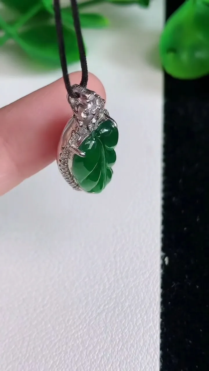 天然A货翡翠金枝玉叶 叶子吊坠，尺寸28-12.7-7.6，裸石18-11重量:4.33g
6月22日