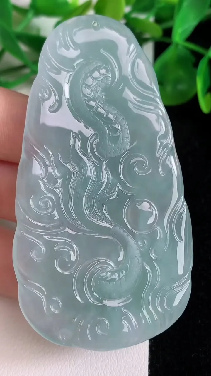 天然A货翡翠龙牌吊坠，尺寸73.7-40-8.2，重量:36.29g
6月22日