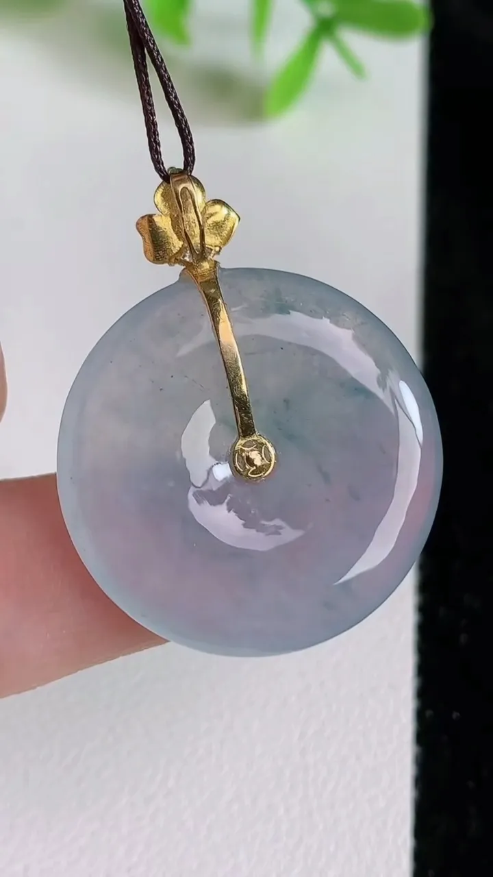天然A货翡翠18k金飘花平安扣吊坠，尺寸25.4-4.7，重量:6.85g
6月23日