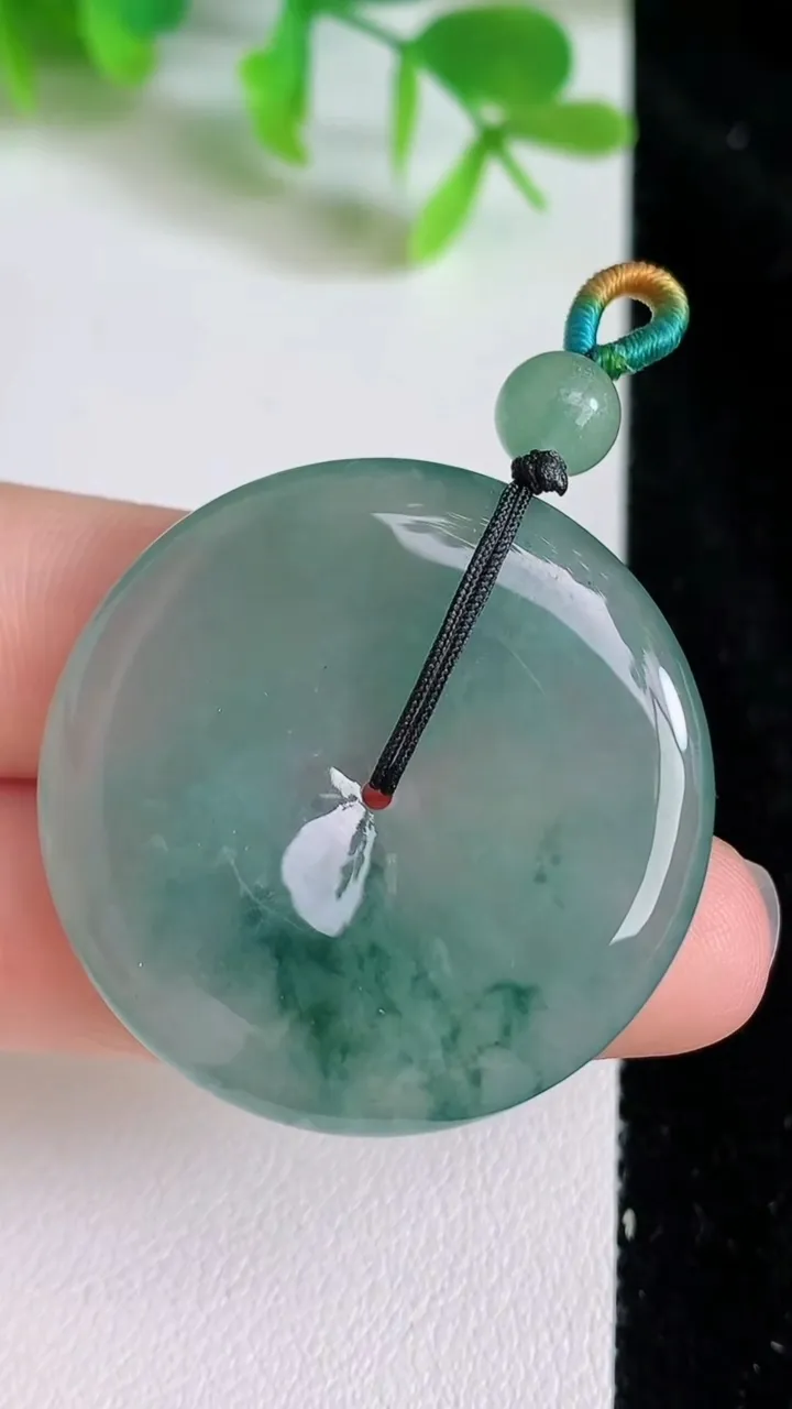 天然A货翡翠飘花平安扣吊坠，尺寸35-5.6，重量:15.28g
6月23日