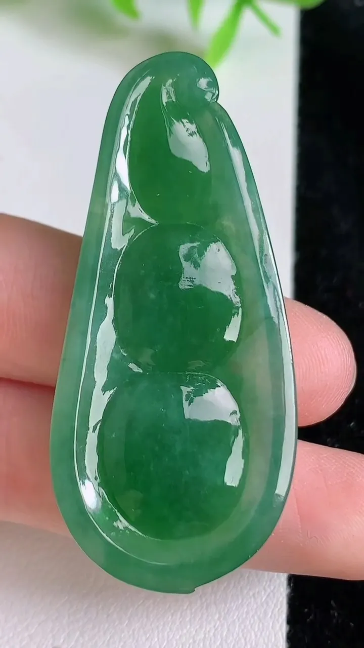 天然A货翡翠福豆吊坠，尺寸51.4-23.4-7.5，重量:14.00g
6月23日