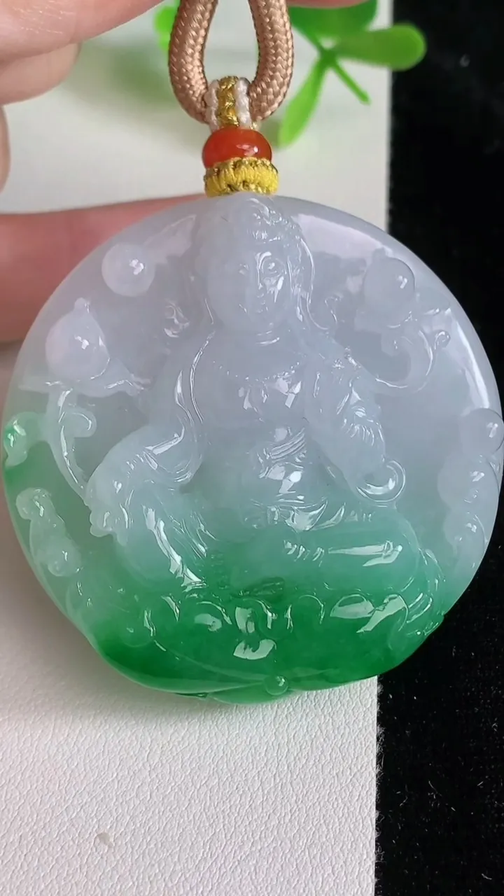 天然A货翡翠大势至观音菩萨吊坠，尺寸49.6-13，重量:60.00g
6月23日