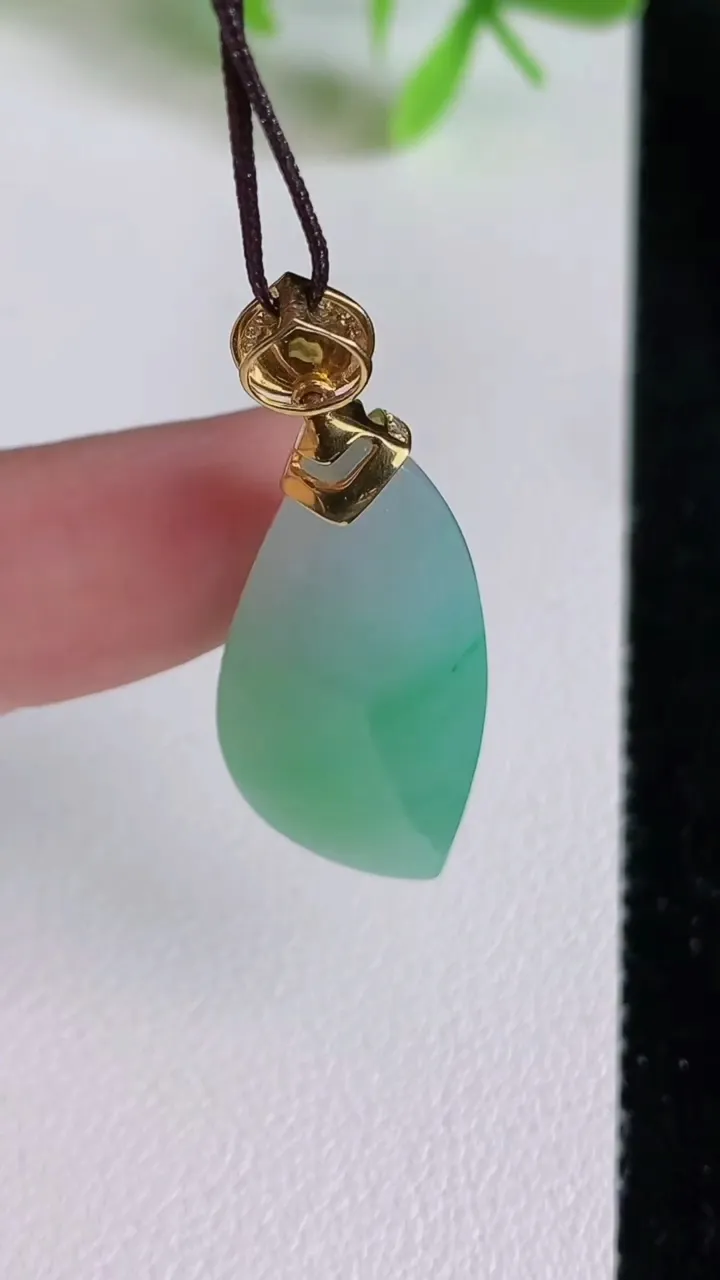天然A货翡翠随形吊坠，尺寸29.2-19.2-9.4，重量:5.88g
6月23日