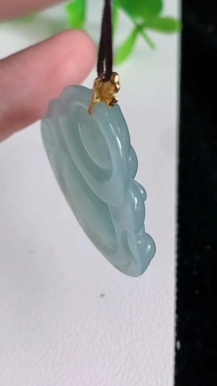 天然A货翡翠佛公吊坠，尺寸39.8-35.2-5.6，重量:10.38g
6月23日
