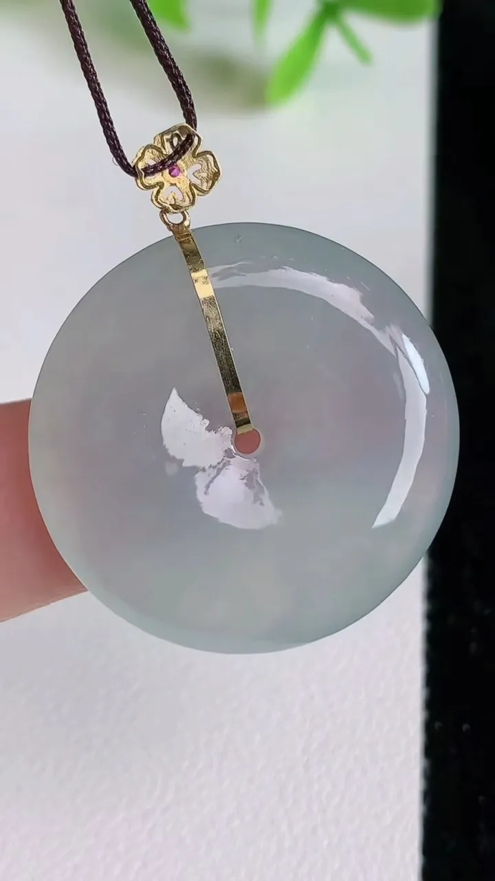 天然A货翡翠平安扣吊坠，尺寸28-5，重量:8.44g
6月23日
