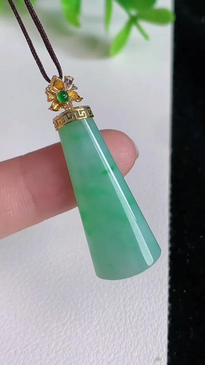 天然A货翡翠平安柱吊坠，尺寸32-12-7.5，重量:6.13g
6月23日
