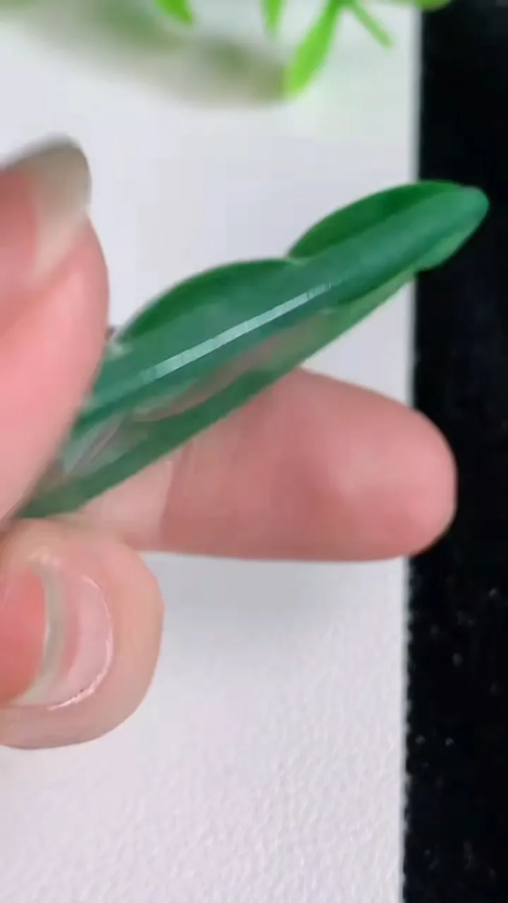 天然A货翡翠福豆吊坠，尺寸51.4-23.4-7.5，重量:14.00g
6月23日