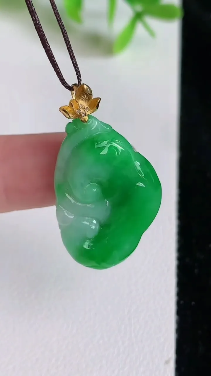 天然A货翡翠如意吊坠，尺寸28.7-18.8-5，重量:5.28g
6月23日