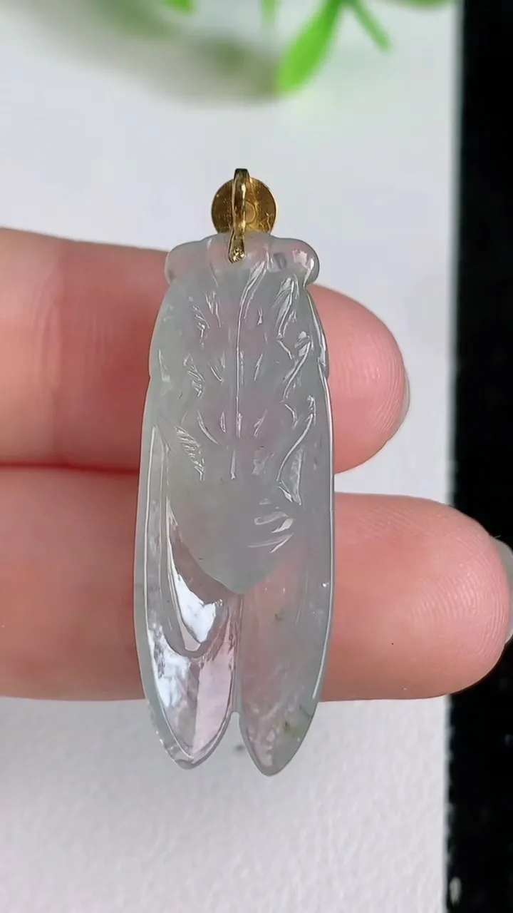 天然A货翡翠一鸣惊人吊坠，尺寸31.8-11.8-6.6，重量:4.00g
6月23日