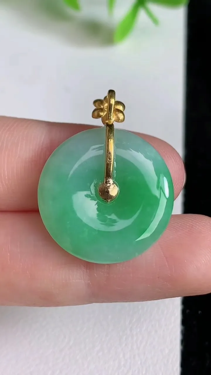 天然A货翡翠平安扣吊坠，尺寸20.8-3.8，重量:3.86g
6月23日