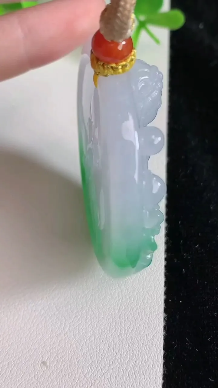 天然A货翡翠大势至观音菩萨吊坠，尺寸49.6-13，重量:60.00g
6月23日