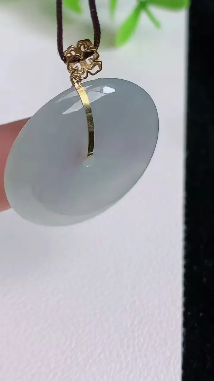 天然A货翡翠平安扣吊坠，尺寸28-5，重量:8.44g
6月23日
