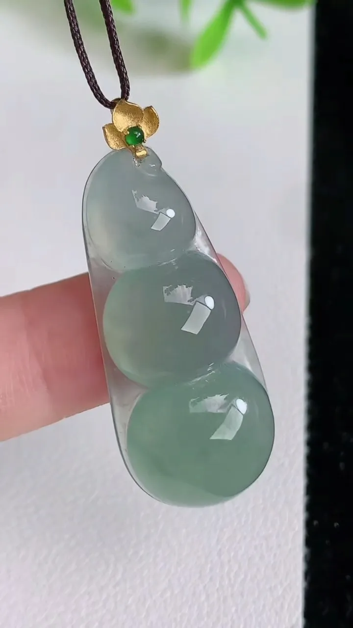 天然A货翡翠福豆吊坠，尺寸36.6-15.6-6.8，重量:6.44g
6月23日