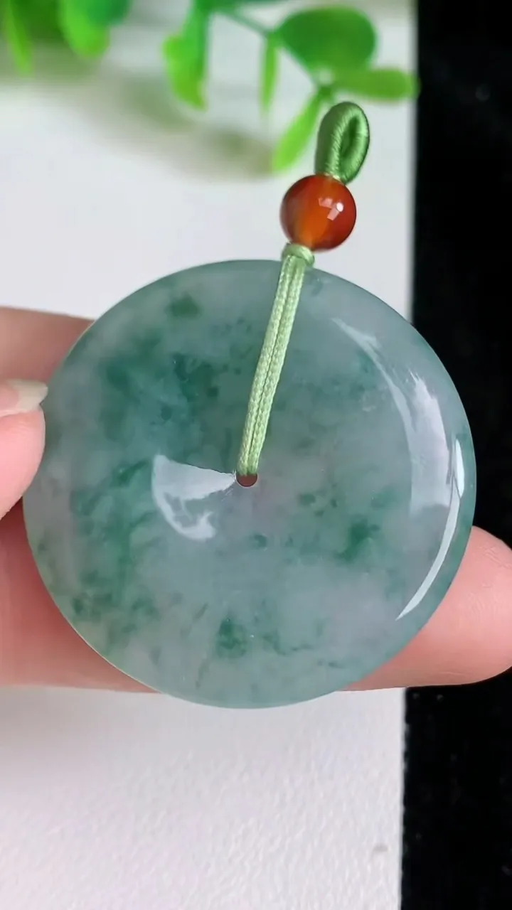天然A货翡翠飘花平安扣吊坠，尺寸35.5-5，重量:14.06g
6月23日