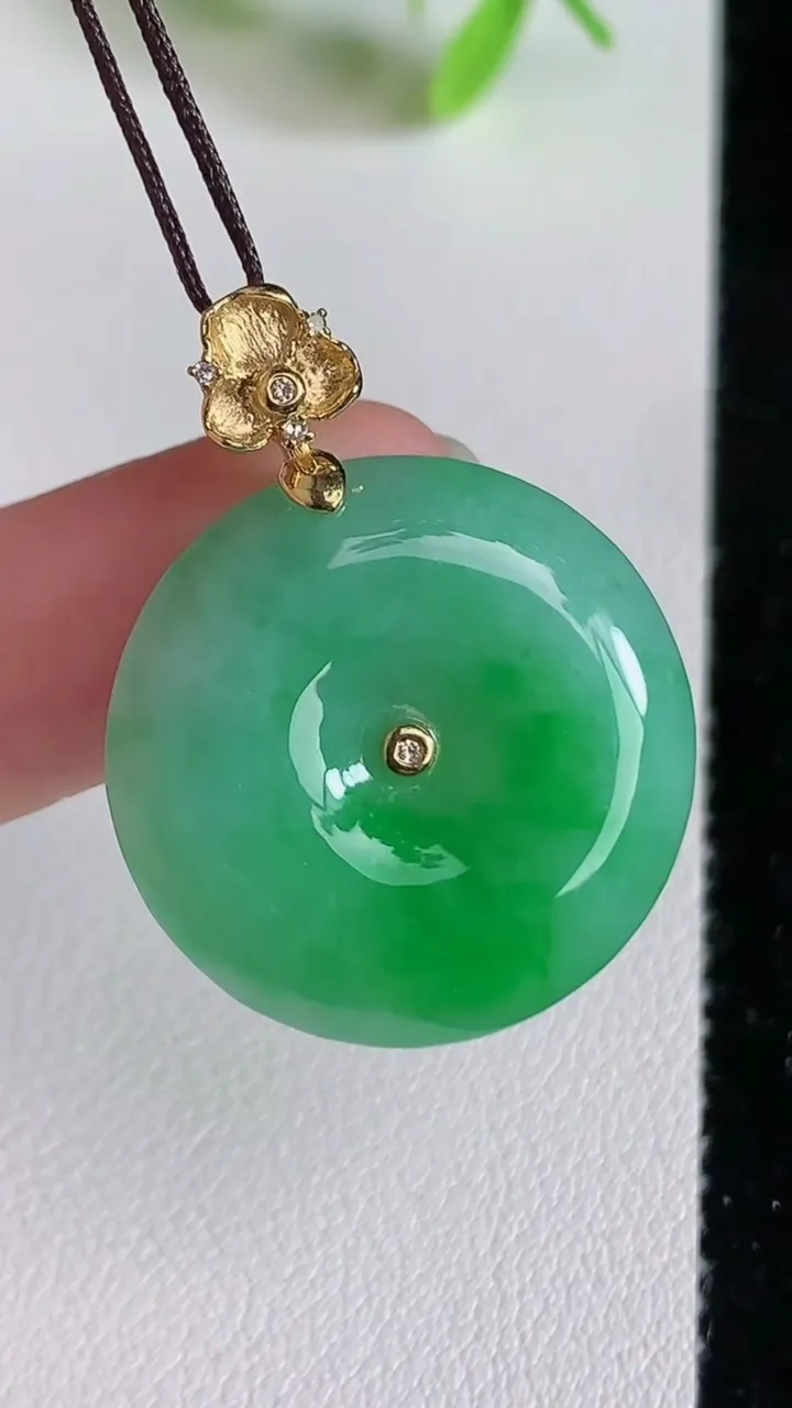 天然A货翡翠平安扣吊坠，尺寸24.5-6，重量:7.76g
6月23日