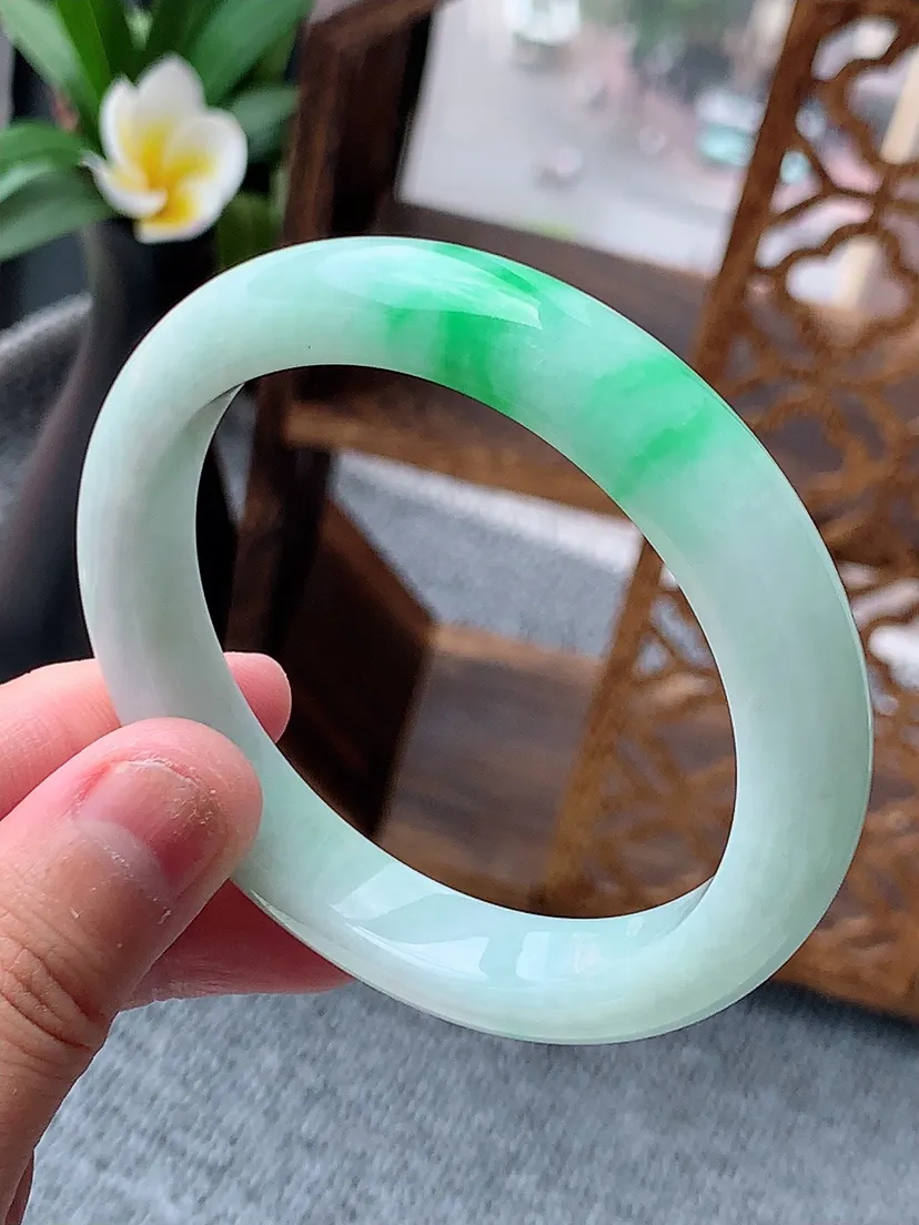 天然A货翡翠飘绿正装正圈手镯55-56圈口 尺寸55×10.6×8.3m量48.87g 0622